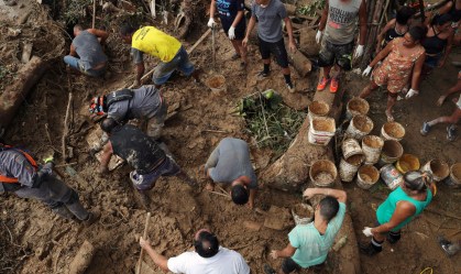 Chuvas na Baixada Santista deixam 43 mortos; resgate entra em etapa final