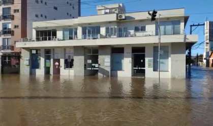 Com mais de 4 mil desalojados, RS vive cheias históricas de rios