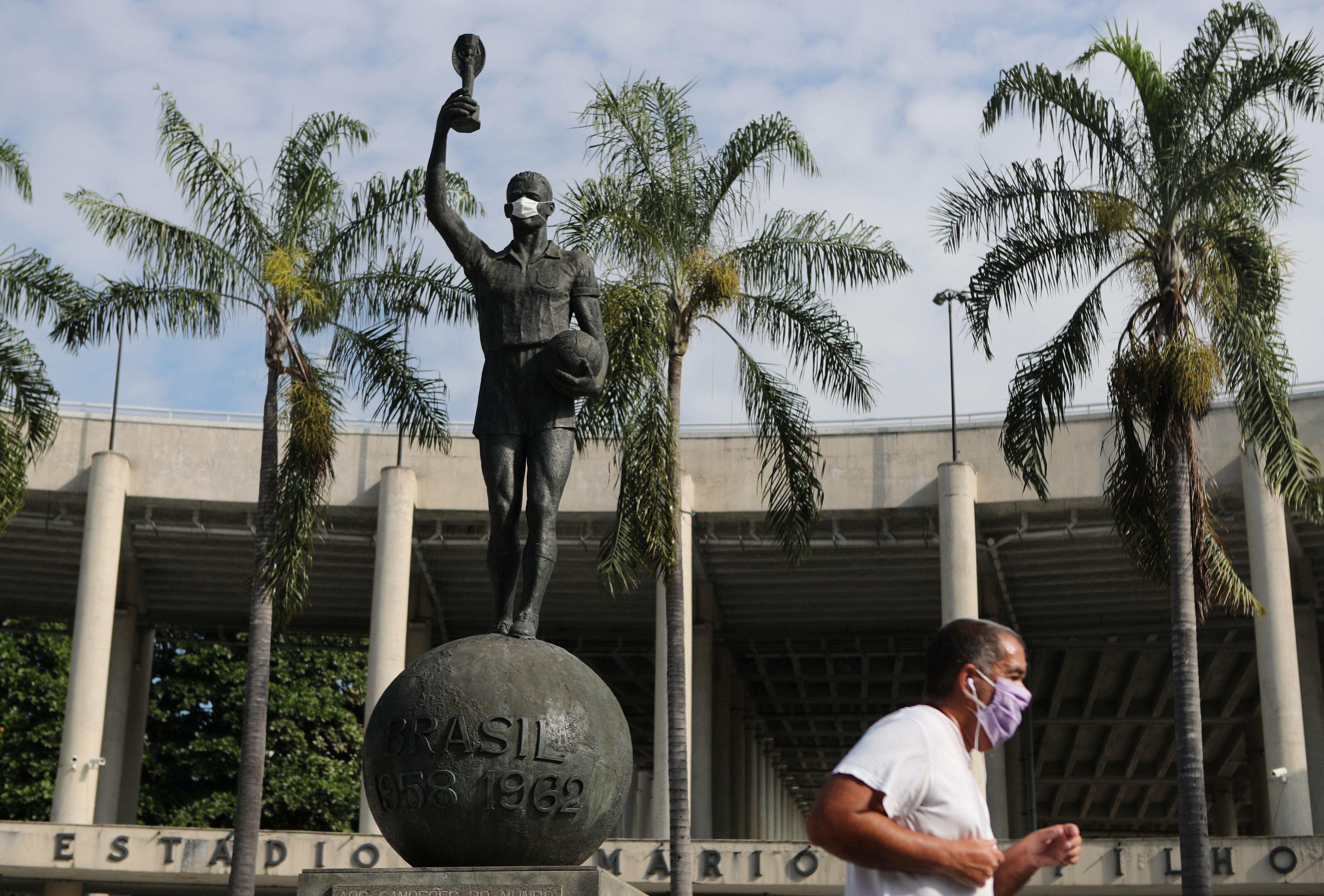 Homem corre de máscara no entorno do estádio do Maracanã, no Rio de Janeiro