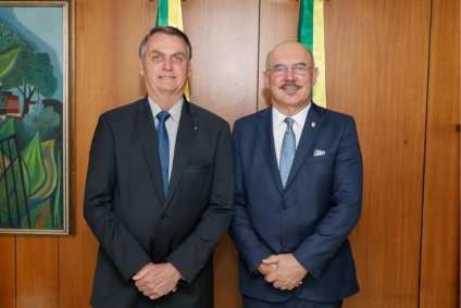 O presidente Jair Bolsonaro ao lado do ministro da Educação, Milton Ribeiro