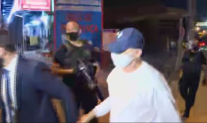 Queiroz deixa penitenciária de Bangu, no Rio, e segue para prisão domiciliar