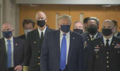 Donald Trump aparece de máscara em público ao visitar hospital militar