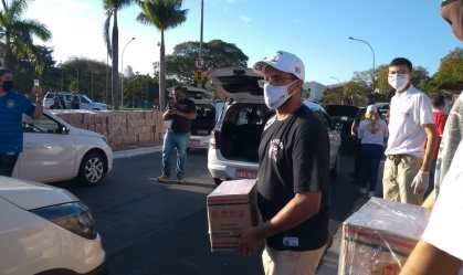Mutirão para doar alimentos a taxistas de SP provoca fila de 5 km no Ibirapuera