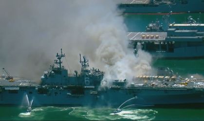 Incêndio em navio da Marinha americana fere 21 pessoas