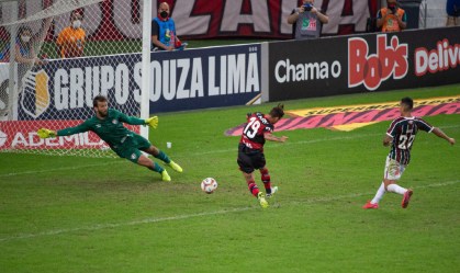 Flamengo vence o Fluminense no primeiro jogo da final do campeonato carioca