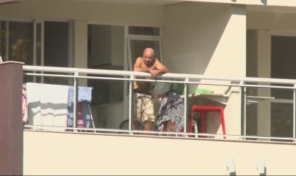 Fabrício Queiroz na sacada de apartamento onde cumpre prisão