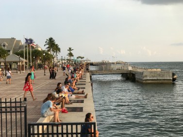Pessoas observam pôr do sol na Mallory Square, Flórida