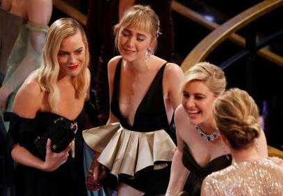 A atriz Saoirse Ronan e a diretora Greta Gerwig no Oscar 2020