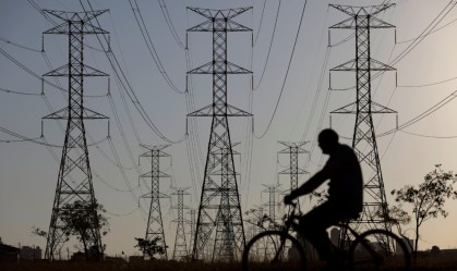 Conta de luz sobe 4,74% em outubro e puxa inflação do mês
