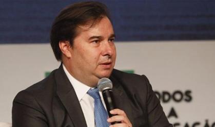 Maia: Bolsonaro faz pouco caso de coronavírus e devia pensar em combater crise