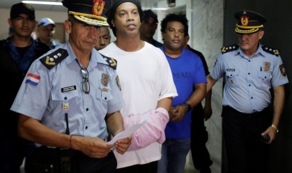 Juiz cita risco de fuga e mantém Ronaldinho e Assis presos no Paraguai
