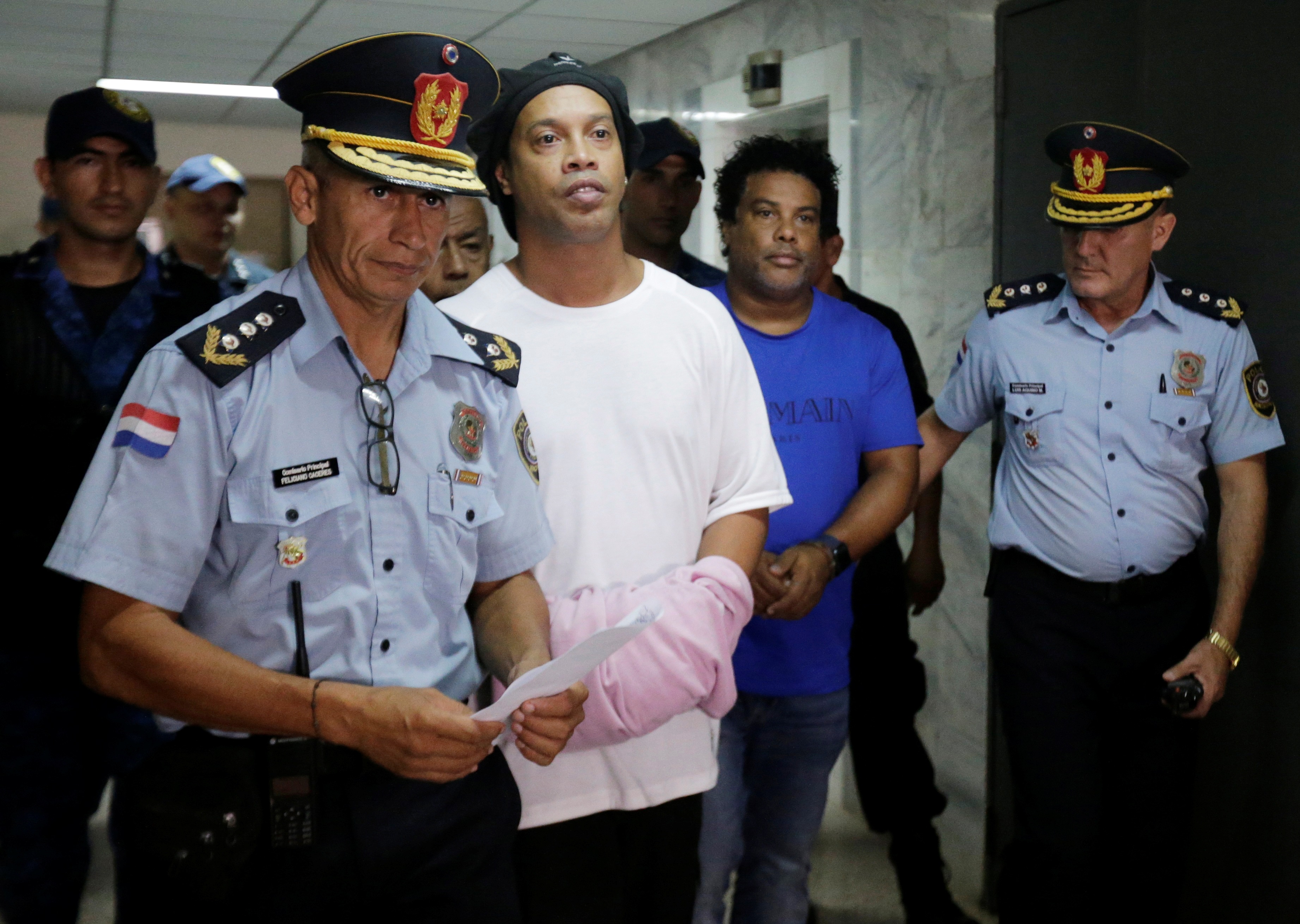 Ronaldinho e Assis presos e algemados no Paraguai