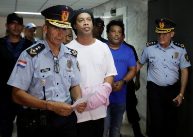 Ronaldinho e Assis presos e algemados no Paraguai