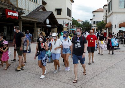 Pessoas caminham usando máscaras no estado da Flórida, nos EUA