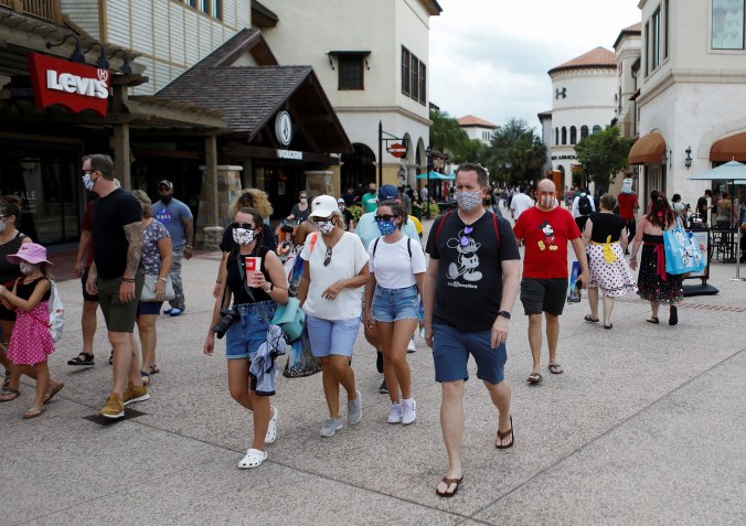 Pessoas caminham usando máscaras no estado da Flórida, nos EUA. / Foto: Octavio Jones/Reuters (11.jul.2020)