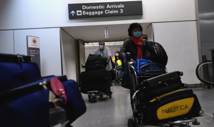 Vacinados contra a Covid-19 podem viajar com baixo risco, diz órgão dos EUA