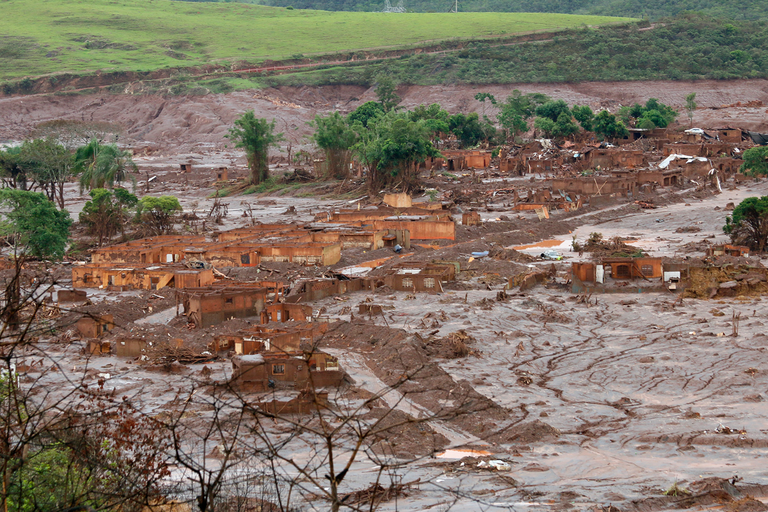 Distrito de Bento Rodrigues destruído após rompimento de barragem da Samarco