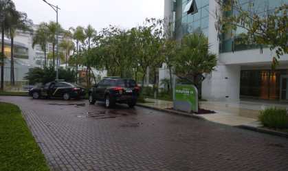 Policiais federais em endereço na Barra da Tijuca, zona oeste do Rio de Janeiro