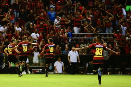 Time do Sport comemora gol contra o rival Santa Cruz, na Ilha do Retiro 