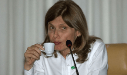 Governo tem dificuldades de trabalhar com fatos, diz Zélia Cardoso de Mello