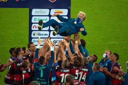 Jorge Jesus e atletas do Flamengo na comemoração após o título de campeão
