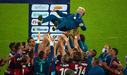 Jorge Jesus e atletas do Flamengo na comemoração após o título de campeão