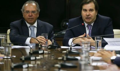 Bolsonaro confirma aval para Guedes discutir novo imposto com extinção de outro