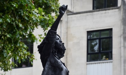 Estátua de manifestante negra é retirada de cidade no Reino Unido