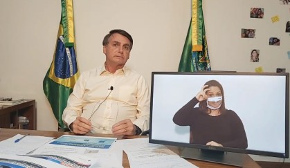 O presidente Jair Bolsonaro durante transmissão ao vivo nas redes sociais