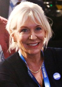 Nadine Dorries, secretária de Saúde do Reino Unido