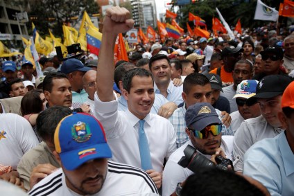 Manifestantes fazem passeata com Guaidó em Caracas