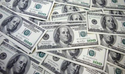 Bolsa fecha acima dos 100 mil pontos e dólar recua à espera de definição nos EUA