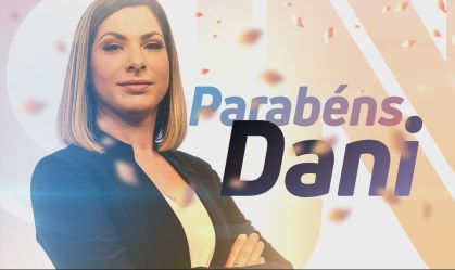 Equipe da CNN surpreende Daniela Lima com festa surpresa ao vivo