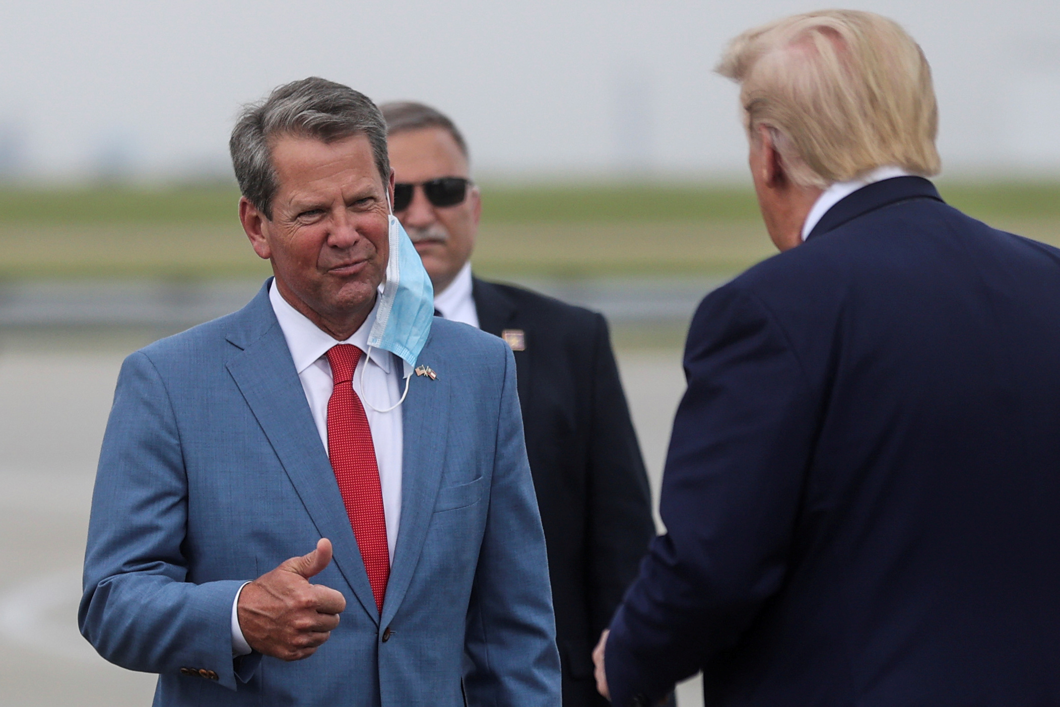 O governador da Geórgia Brian Kemp recebe o presidente Donald Trump