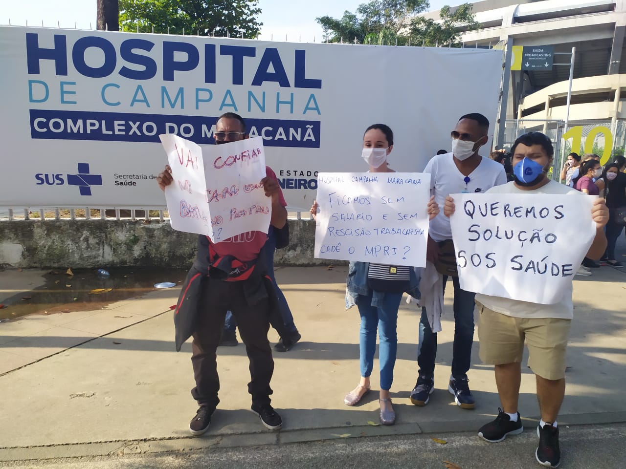Manifestantes contra o fechamento do Hospital de Campanha do Maracanã, no RJ