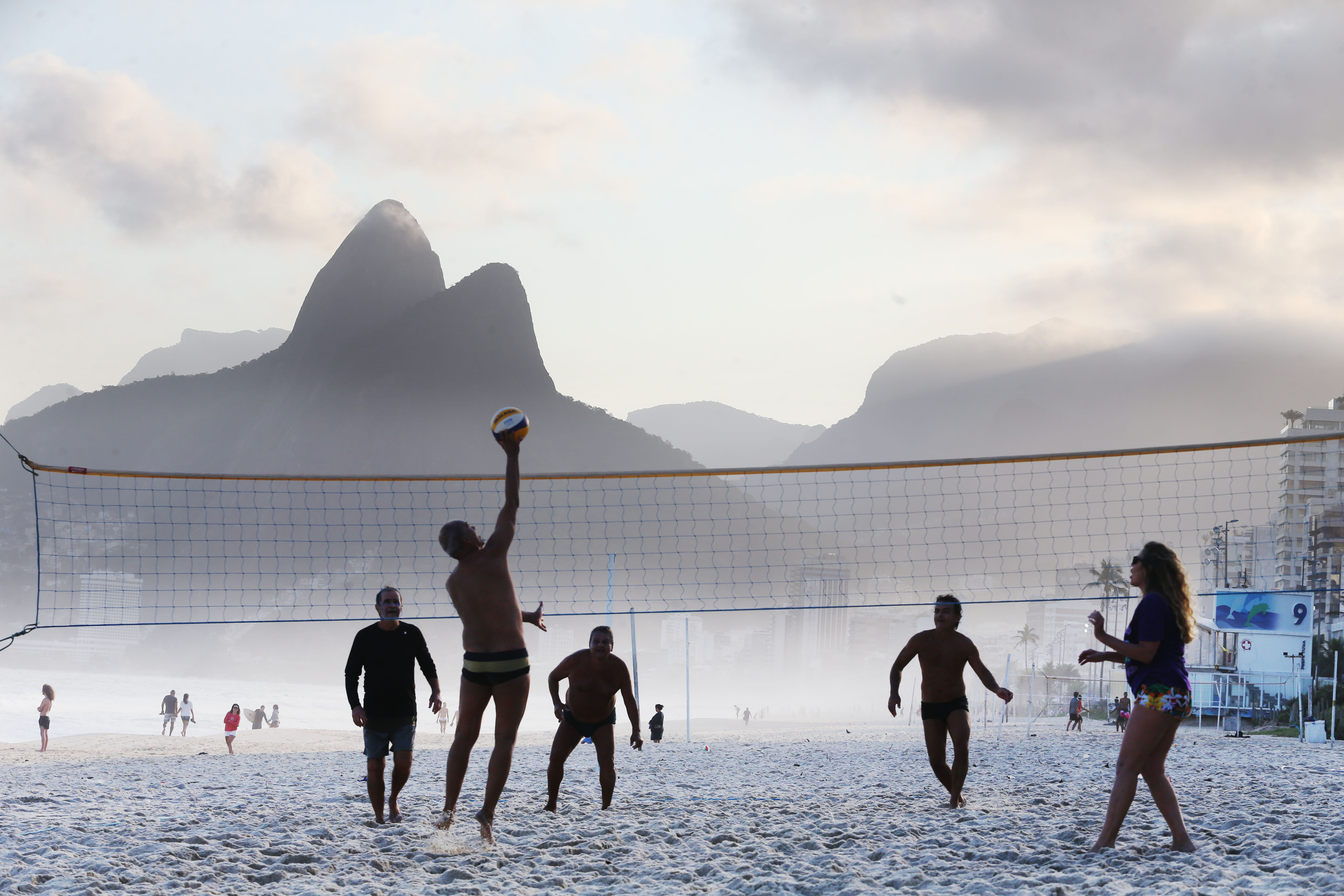 Movimentação na Praia de Ipanema, no Rio, em meio à pandemia da Covid-19
