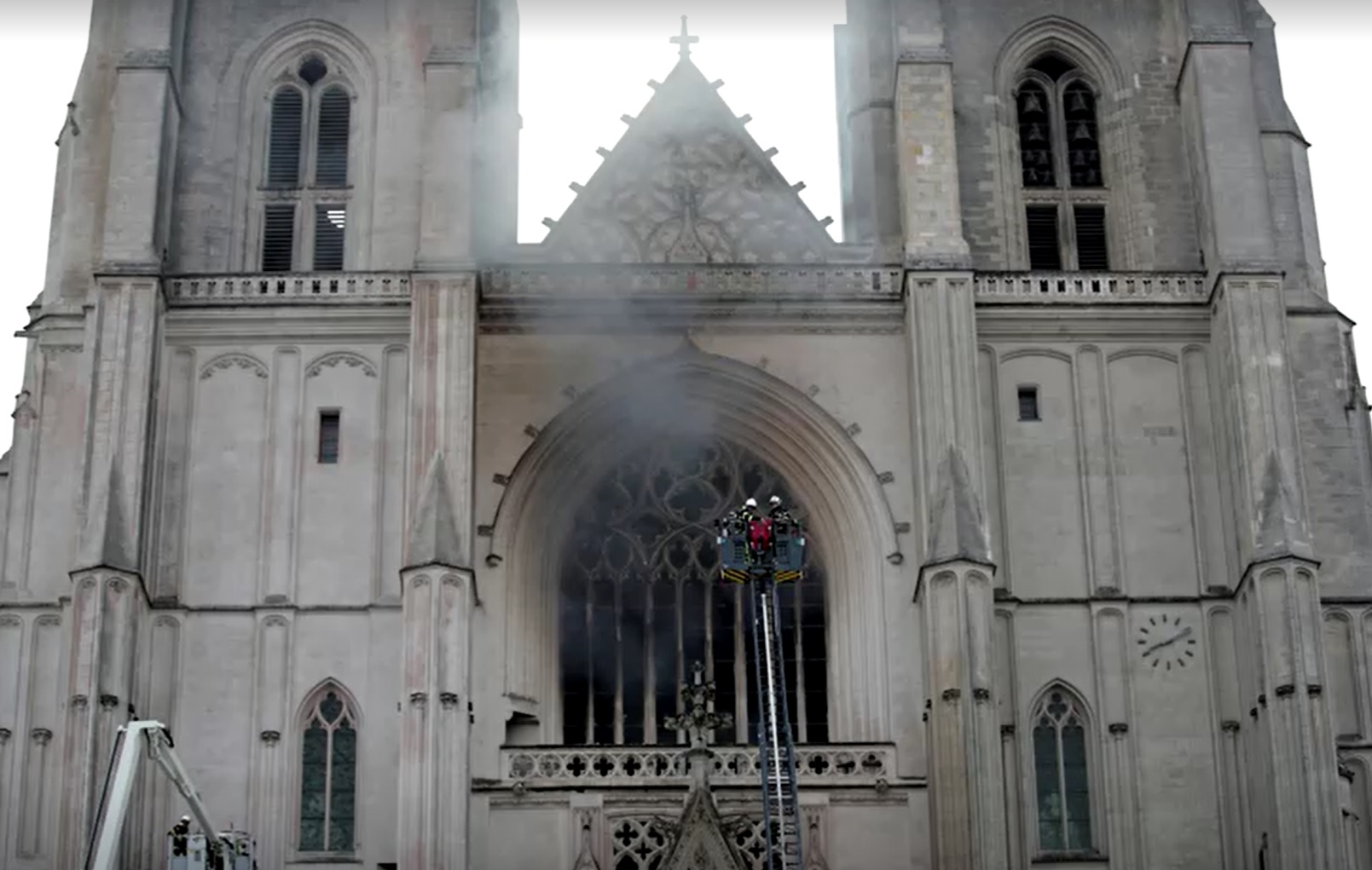 Dezenas de bombeiros trabalharam para controlar o fogo na catedral de Nantes