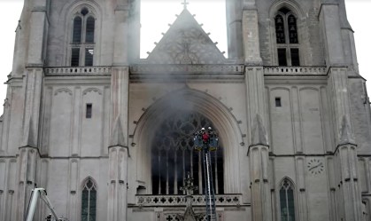 Voluntário é detido após incêndio na catedral de Nantes; defesa nega ligação