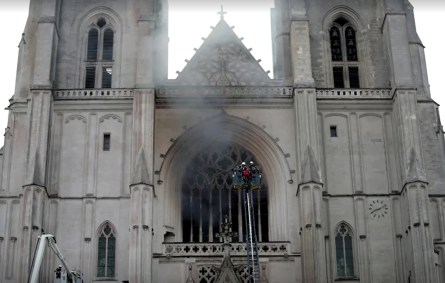 Dezenas de bombeiros trabalharam para controlar o fogo na catedral de Nantes