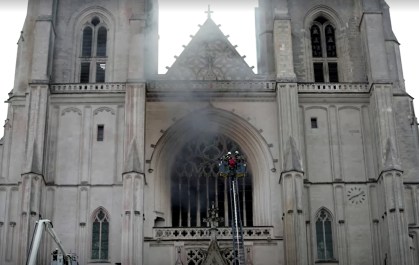 Dezenas de bombeiros trabalharam para controlar o fogo na catedral de Nantes