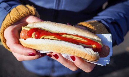 Quantos cachorros-quentes uma pessoa consegue comer? A ciência tem uma resposta