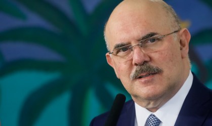 Ministro da Educação diz que está com início de pneumonia