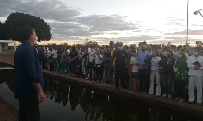 A apoiadores, Bolsonaro volta a defender uso de hidroxicloroquina