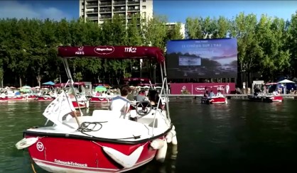 Exibição de filme no Rio Sena