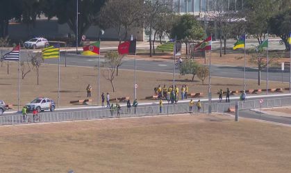 Manifestantes a favor do governo se reúnem em frente ao Congresso