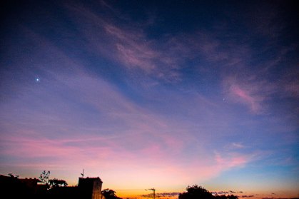 Vista do céu de Porto Alegre, cinco planetas e a Lua puderam ser vistos