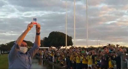 Bolsonaro ergue caixa de hidroxicloroquina em frente a multidão em Brasília