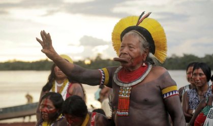 Após contrair Covid-19, cacique Raoni recebe alta de hospital e retorna ao Xingu