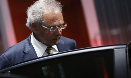 O Brasil precisa escolher: dinheiro para a saúde ou para as aéreas, diz Guedes