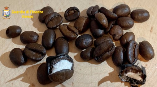 Grãos de café com cocaína dentro